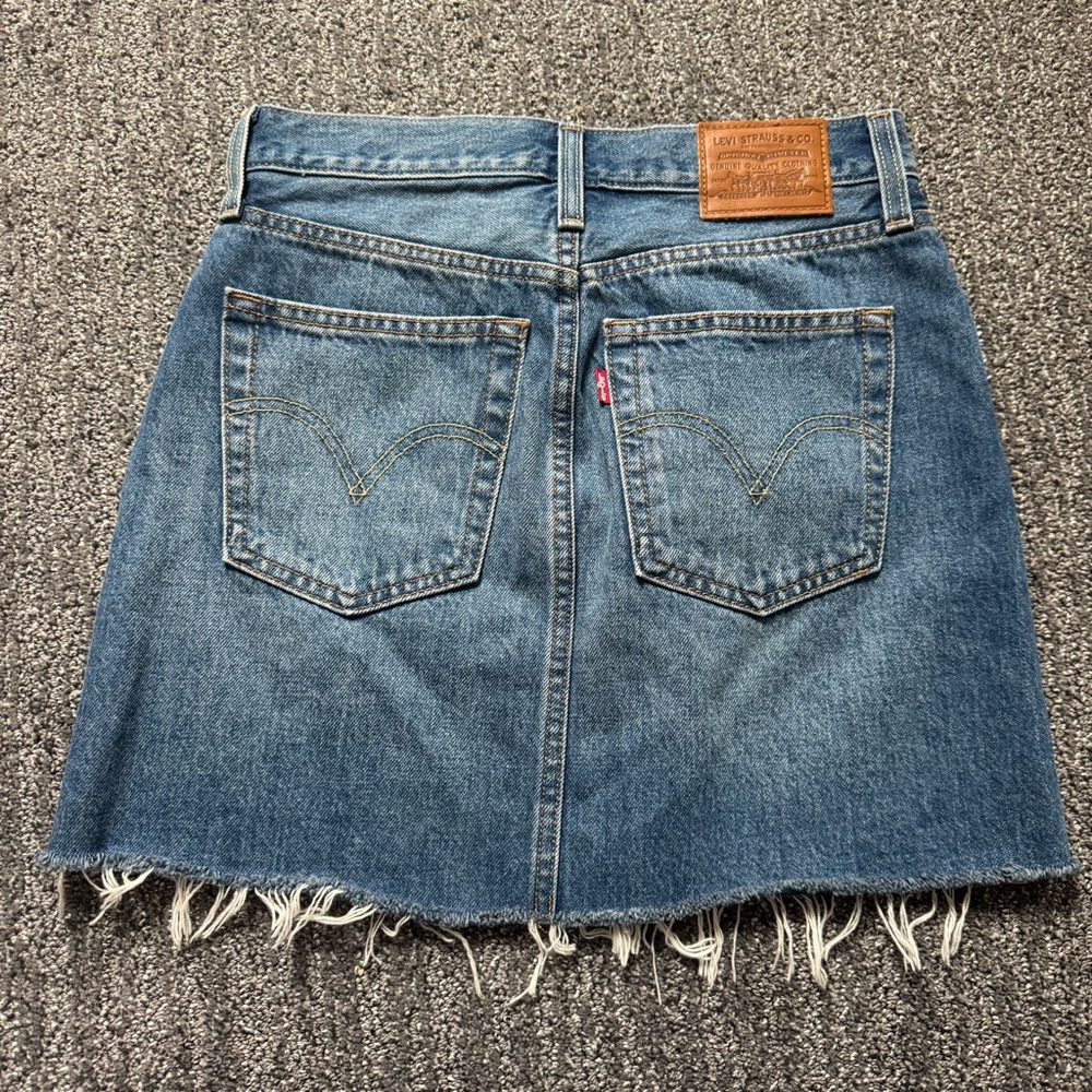 Levi’s Denim Deconstructed Mini Skirt w/ Raw Hem Size 26 Boho Y2K Indie 80s 90s - Picture 2 of 9